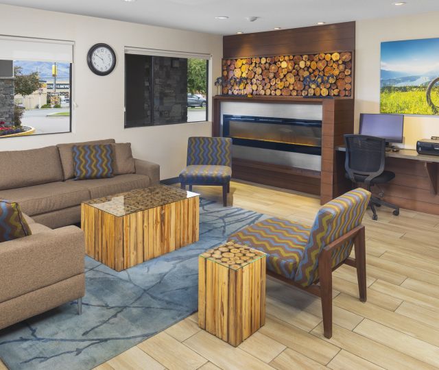 Accent Inns Kamloops Lobby 2