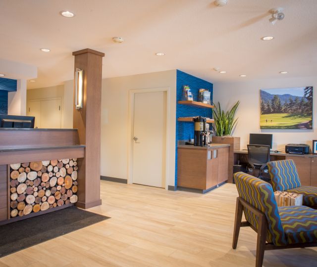 Accent Inns Kelowna Lobby