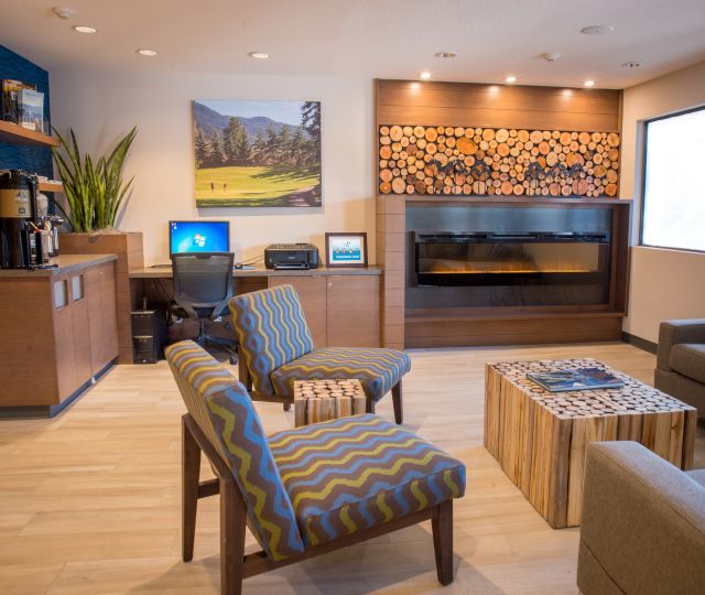 Accent Inns Kelowna Lobby