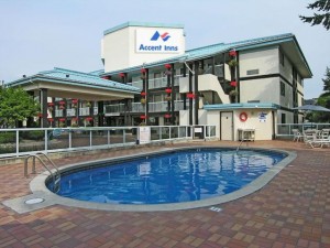 Accent Inn Kelowna Exterior with pool and patio